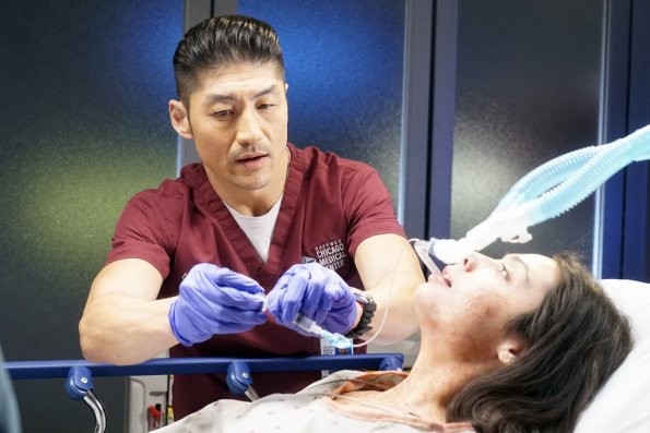 Ethan Choi (Brian Tee) s'occupe d'un patient
