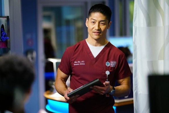 Ethan Choi (Brian Tee) s'occupe d'un patient