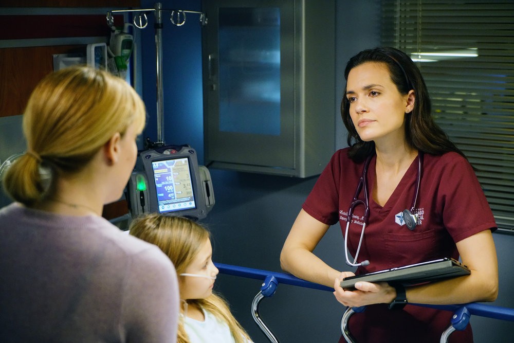 Natalie Manning jouée par Torrey DeVitto parle avec la mère de la patiente