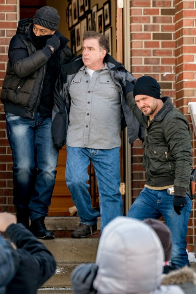 Kevin Atwater (LaRoyce Hawkins) et Adam Ruzek (Patrick J. Flueger) arrêtent un homme