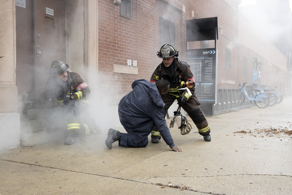 Les pompiers évacuent les victimes