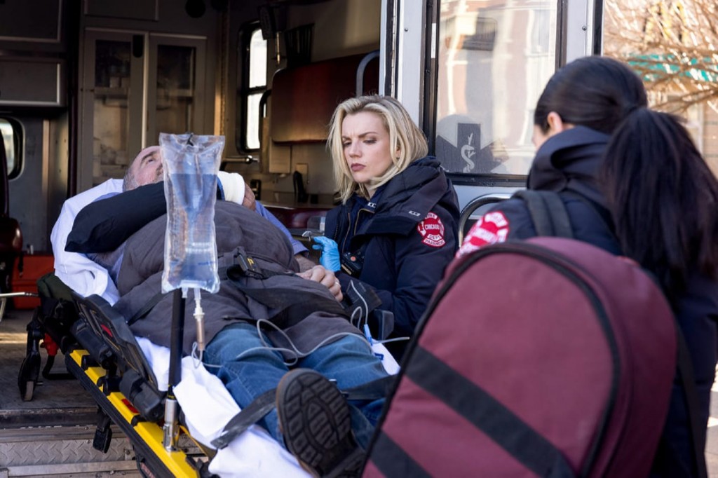 Sylvie Brett (Kara Killmer) et Violet Lin (Hanako Greensmith) installent une victime dans l'ambulance
