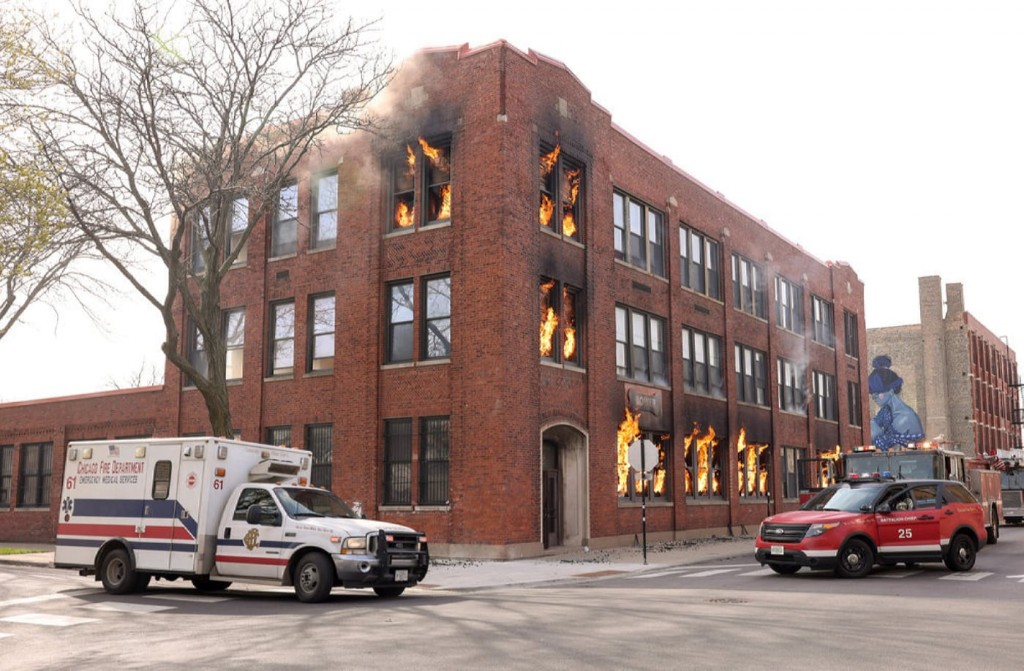 L'ambulance devant l'immeuble en flamme