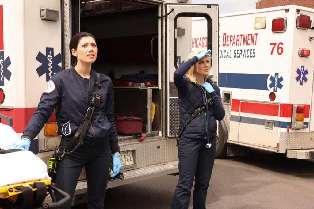Violet Lin (Hanako Greensmith) et Sylvie Brett (Kara Killmer) derrière l'ambulance