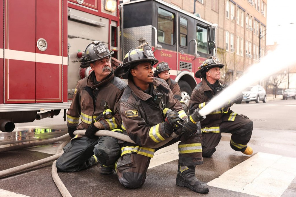 Darren Ritter (Daniel Kyri) et les pompiers arrosent les flammes