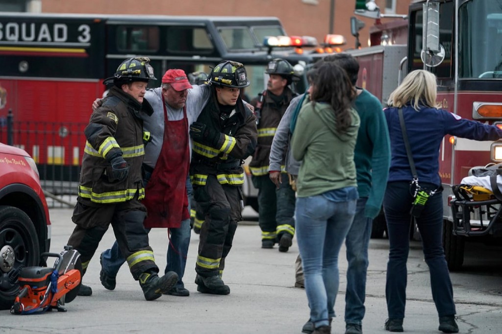 Les pompiers évacuent les victimes