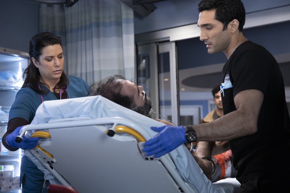 Crockett Marcel (Dominic Raines) s'occupe d'un patient