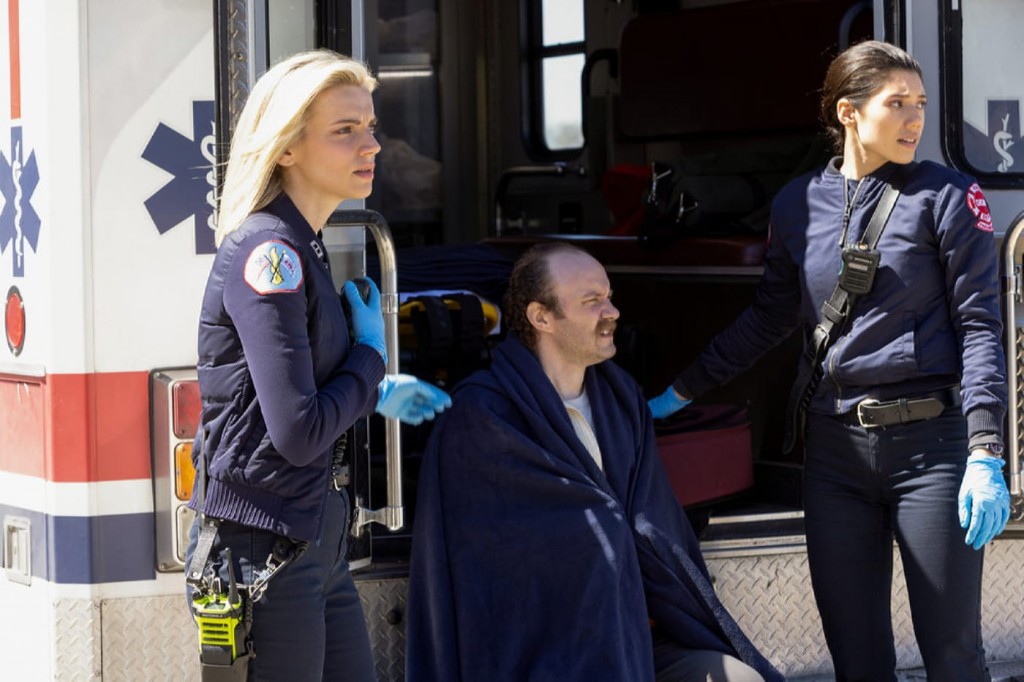 Sylvie Brett (Kara Killmer) et Violet Lin (Hanako Greensmith) à l'arrière de l'ambulance