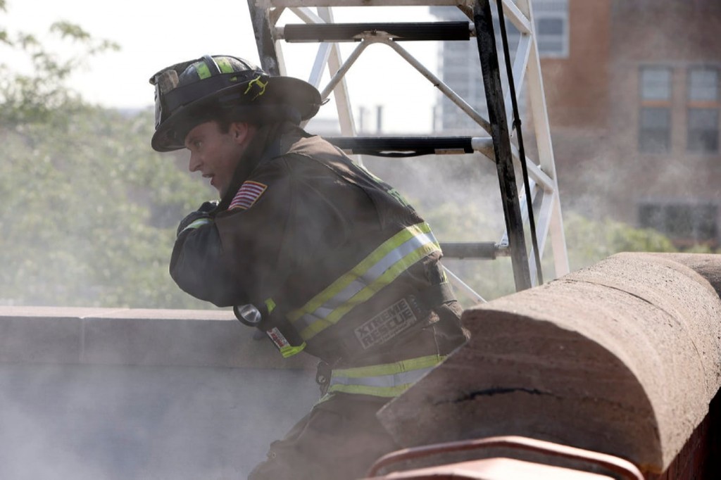 Matt Casey (Jesse Spencer) sur un toit