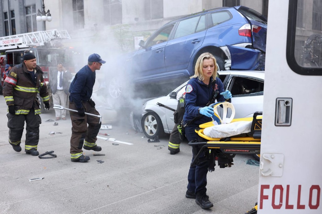 Sylvie Brett (Kara Killmer) derrière l'ambulance