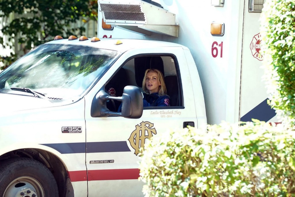 Sylvie Brett (Kara Killmer) dans l'ambulance