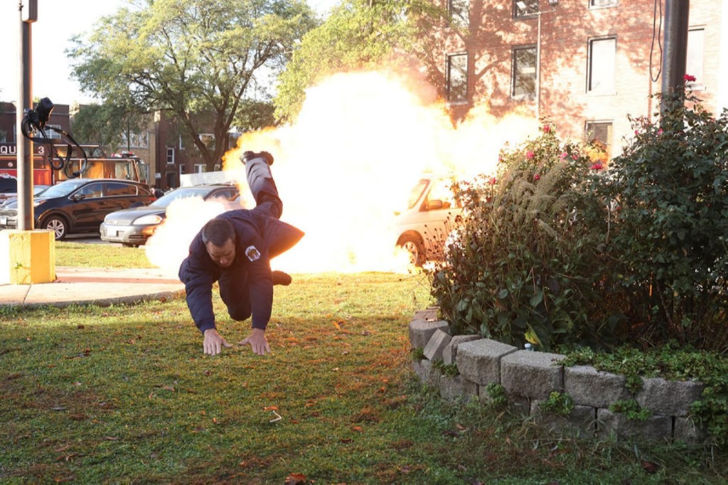 Kelly Severide (Taylor Kinney) saute avec l'explosion