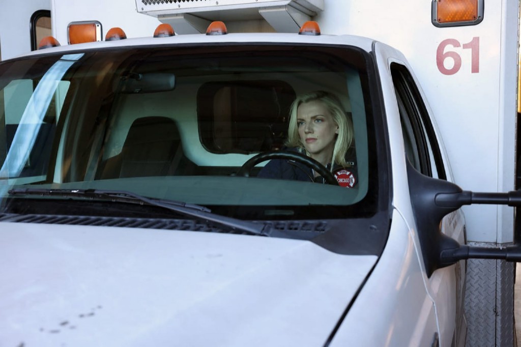 Sylvie Brett (Kara Killmer) au volant de l'ambulance