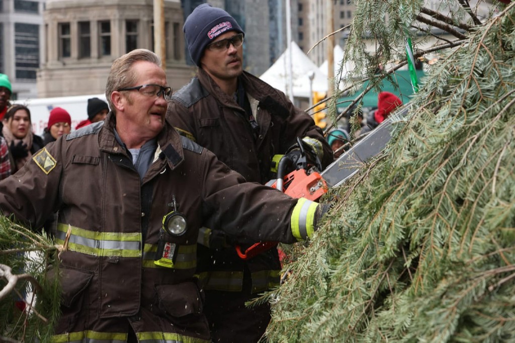 Randy 'Mouch' McHolland (Christian Stolte) et Kelly Severide (Taylor Kinney) s'occupent du sapin