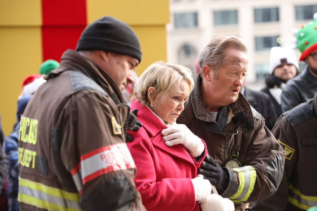 Kelly Severide (Taylor Kinney) et Randy 'Mouch' McHolland (Christian Stolte) aident une femme