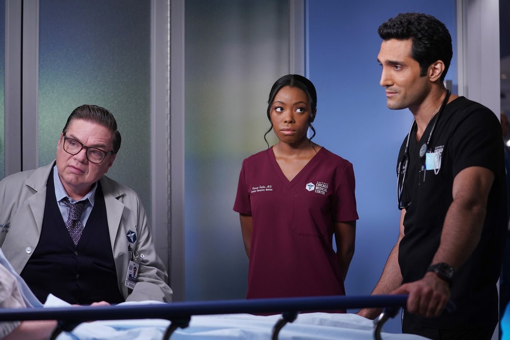 Daniel Charles (Oliver Platt) parle avec le patient de Vanessa Taylor (Asjha Cooper) et Crockett Marcel (Dominic Raines)