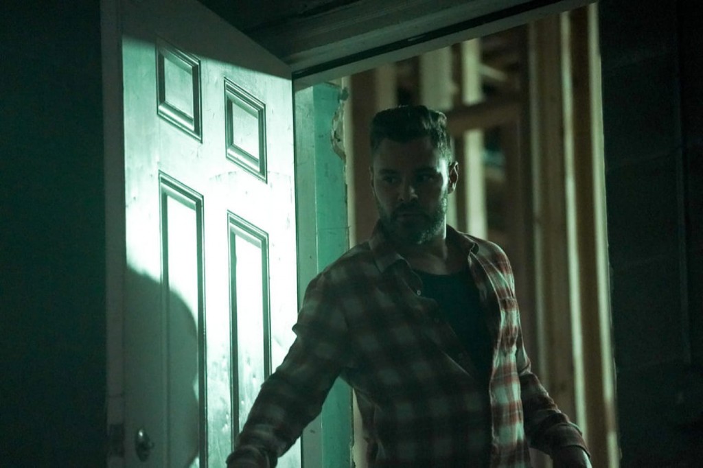 Adam Ruzek (Patrick J. Flueger) ouvre une porte
