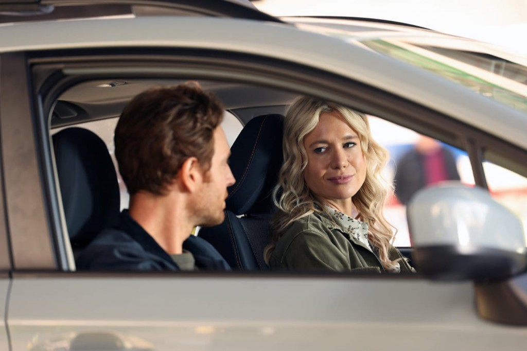 Will Halstead (Nick Gehlfuss) et Stevie Hammer (Kristen Hager) dans la voiture