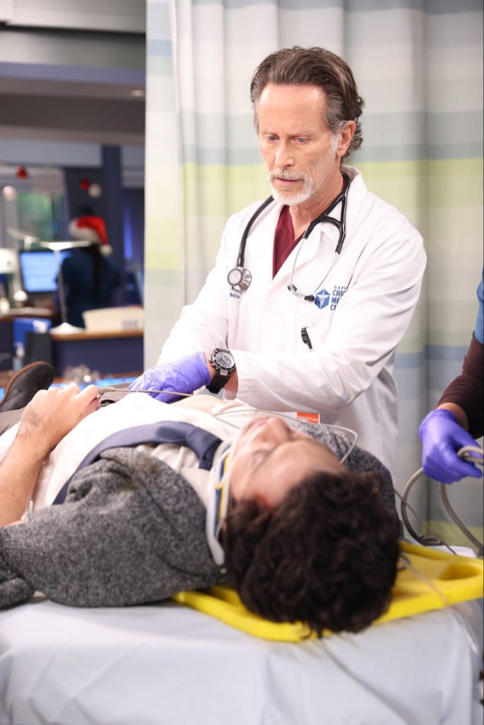 Dean Archer (Steven Weber) s'occupe d'un patient