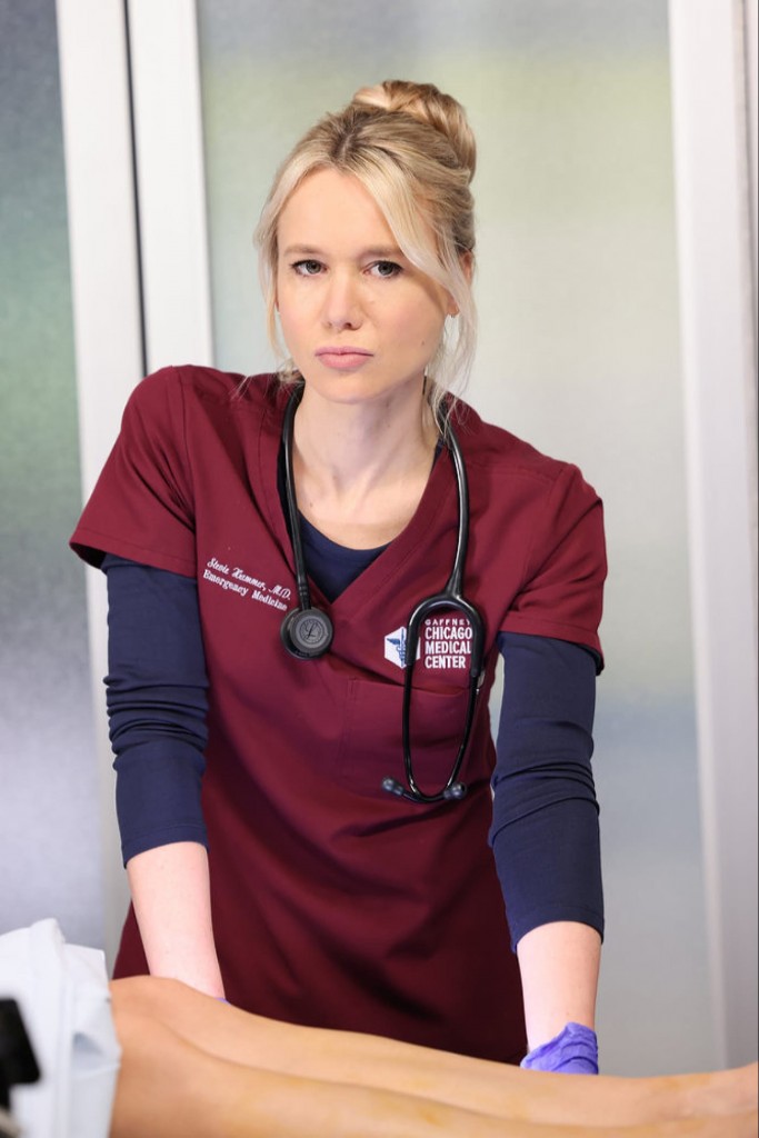 Stevie Hammer (Kristen Hager) s'occupe d'un patient