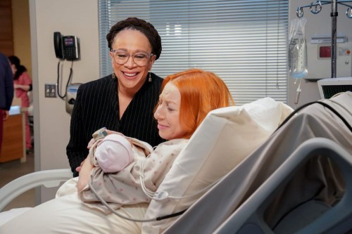 Sharon Goodwin (S. Epatha Merkerson) présente le bébé à sa mère
