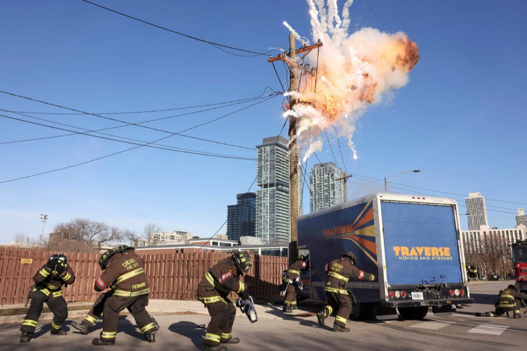 Une explosion surprend les pompiers