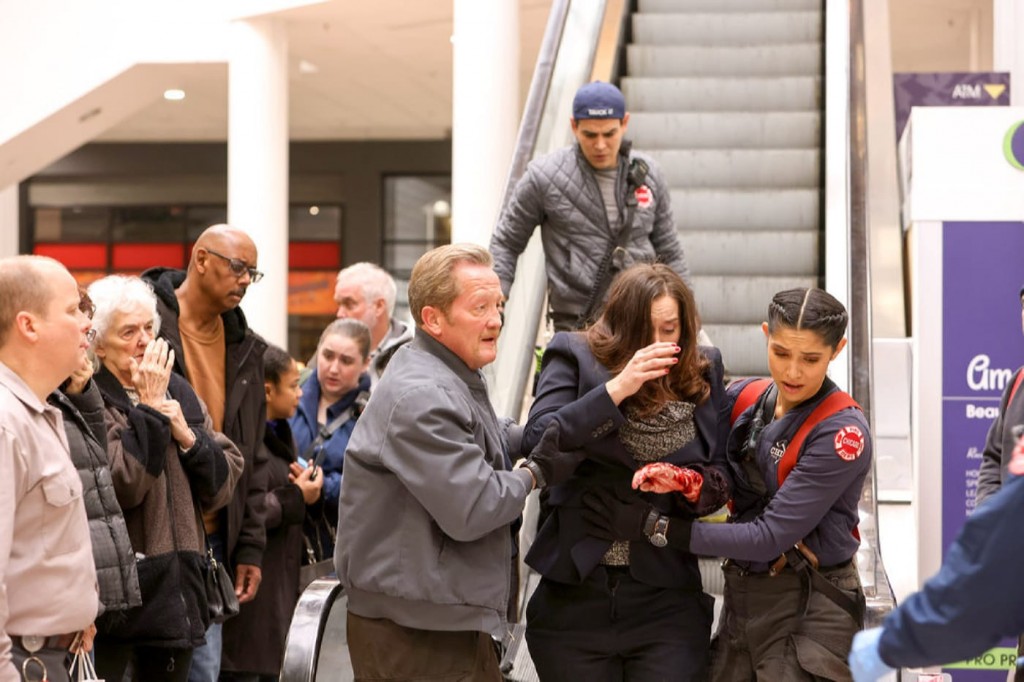 Randy 'Mouch' McHolland (Christian Stolte) et Stella Kidd (Miranda Rae Mayo) évacuent une victime