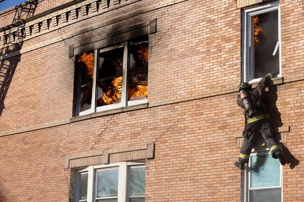 Un pompier se tient à la fenêtre