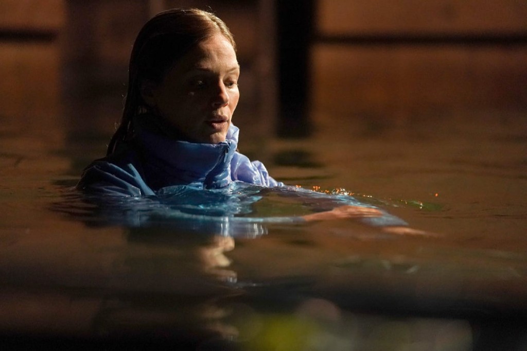 Hailey Upton (Tracy Spiridakos) dans l'eau