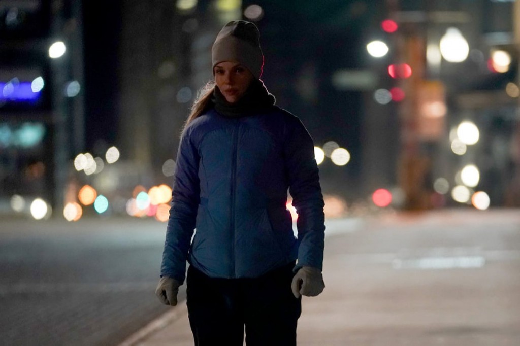 Hailey Upton (Tracy Spiridakos) s'arrête pendant son jogging