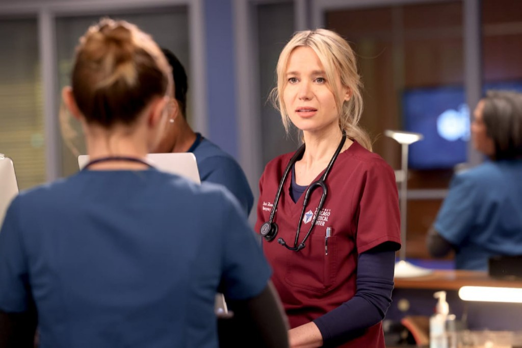 Stevie Hammer (Kristen Hager) avec les infirmières