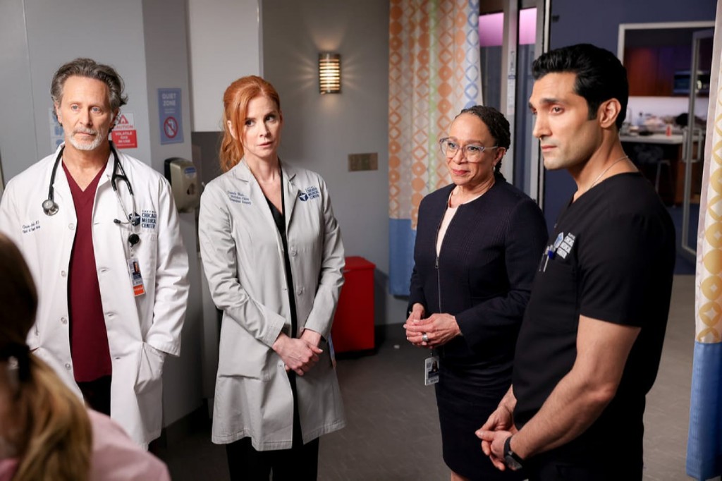 Dean Archer (Steven Weber), Pamela Blake (Sarah Rafferty), Sharon Goodwin (S. Epatha Merkerson) et Crockett Marcel (Dominic Raines) auprès du patient