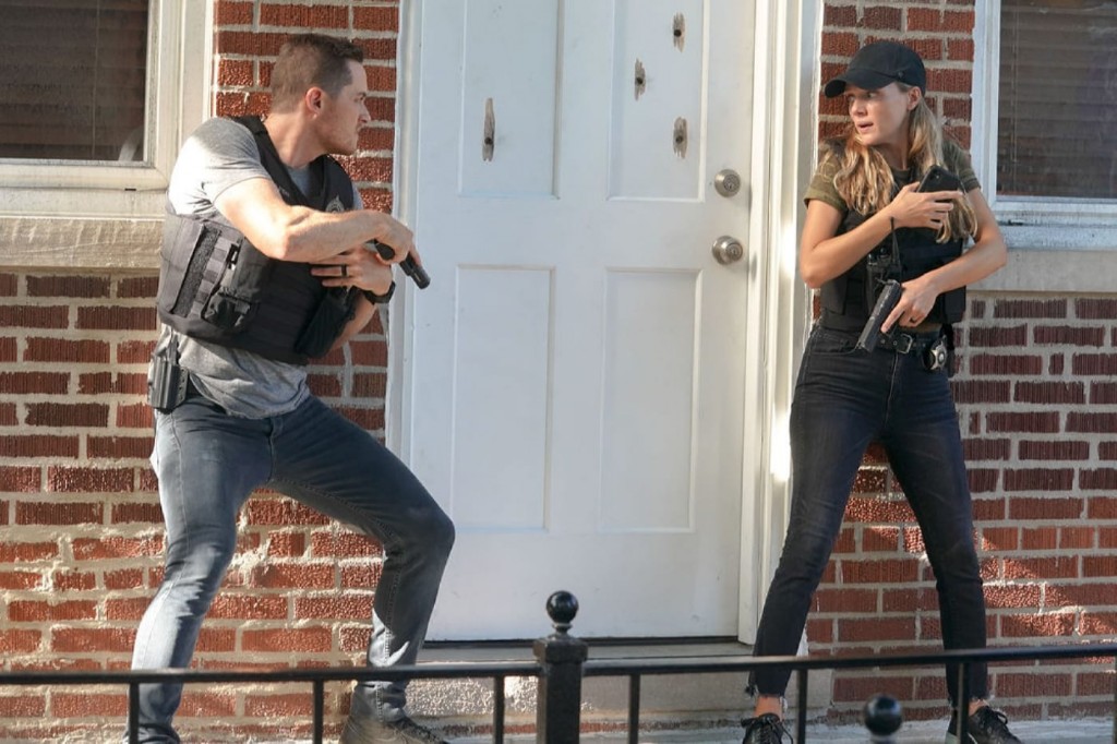 Jay Halstead (Jesse Lee Soffer) et Hailey Upton (Tracy Spiridakos) devant la porte