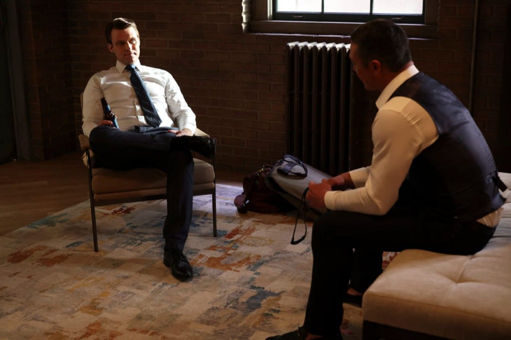 Matt Casey (Jesse Spencer) et Kelly Severide (Taylor Kinney) discutent avant le mariage