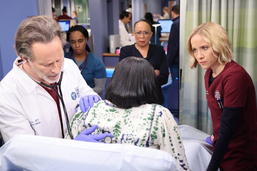 Dean Archer (Steven Weber) et Hannah Asher (Jessy Schram) s'occupent d'une patiente