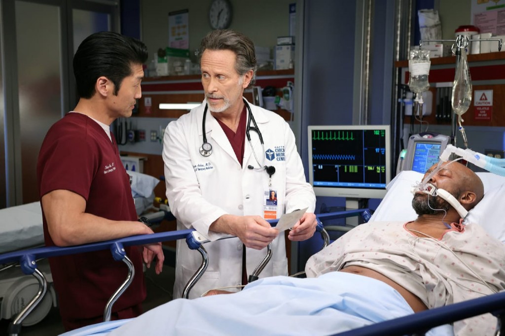 Ethan Choi (Brian Tee) et Dean Archer (Steven Weber) au chevet d'un patient