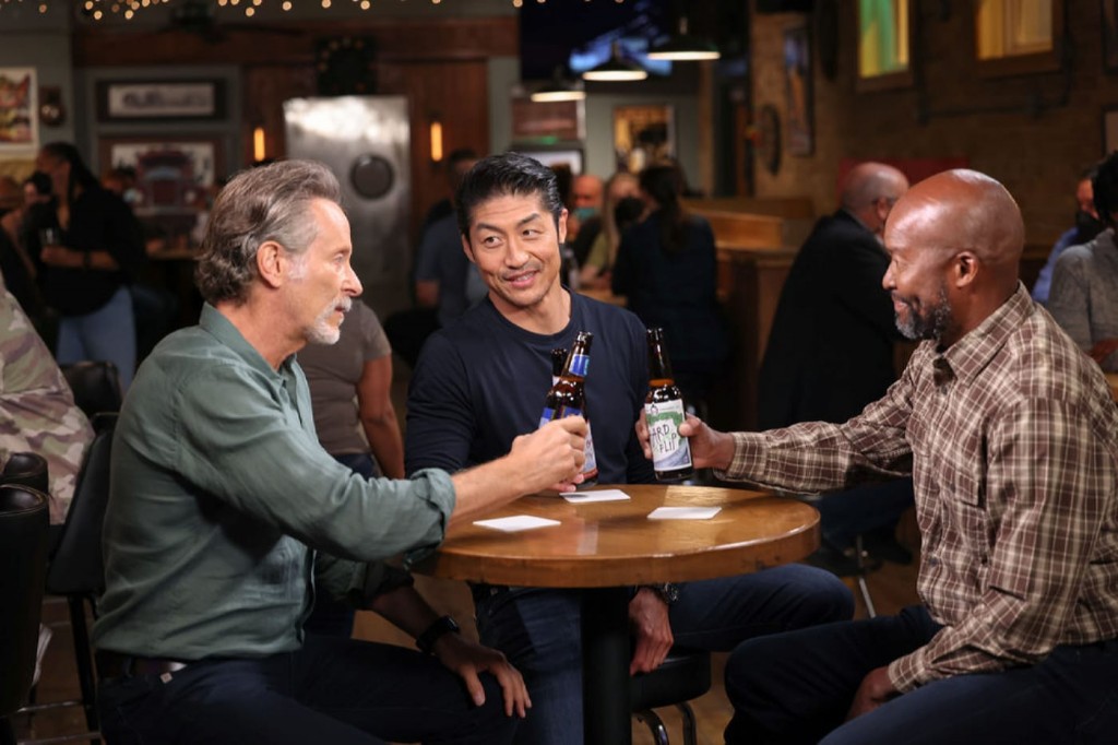 Dean Archer (Steven Weber), Ethan Choi (Brian Tee) et un homme partagent une bière au Molly's