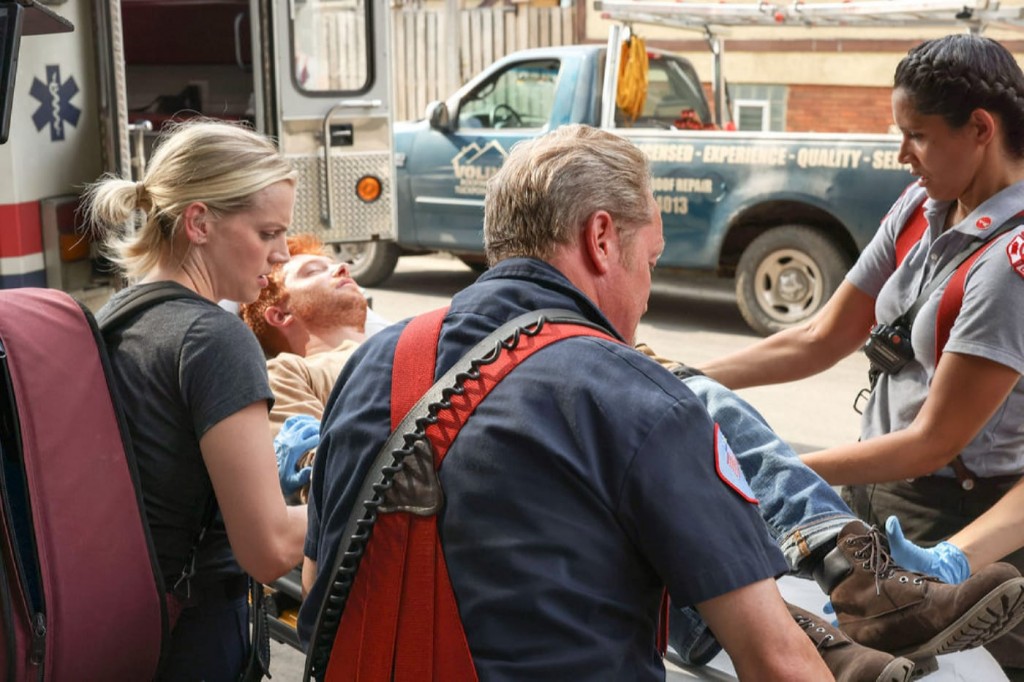 Sylvie Brett (Kara Killmer), Randy 'Mouch' McHolland (Christian Stolte) et Stella Kidd (Miranda Rae Mayo) autours du blessé