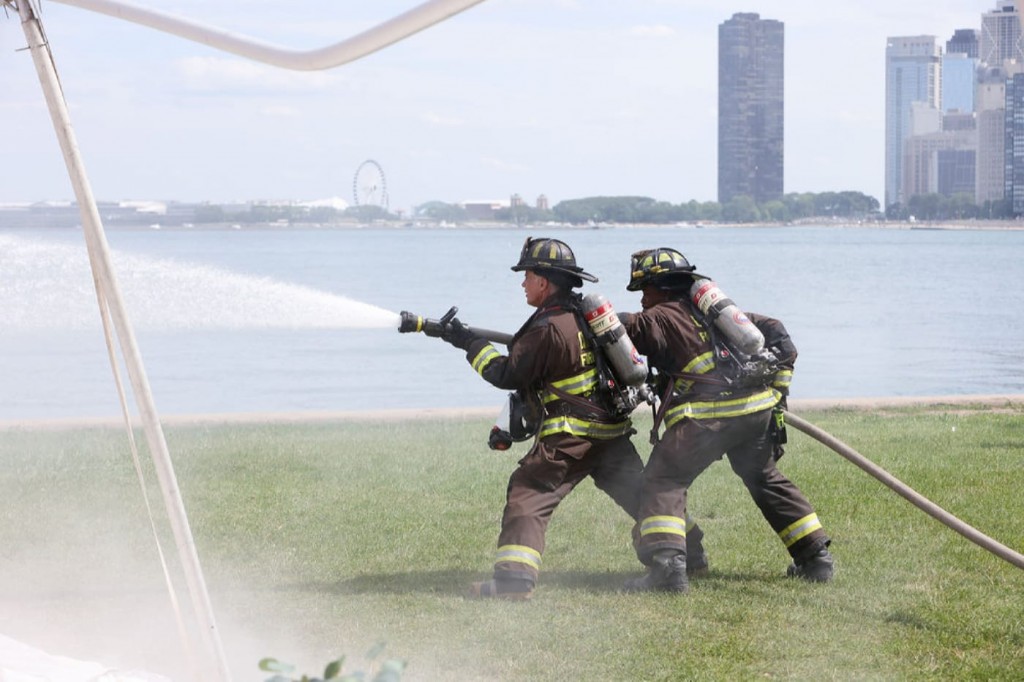 Les pompiers tentent de maîtriser le feu