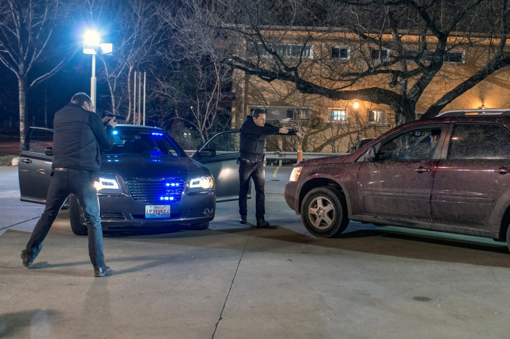Adam (Patrick J. Flueger) et Jay (Jesse Lee Soffer) tentent d'arrêter un véhicule