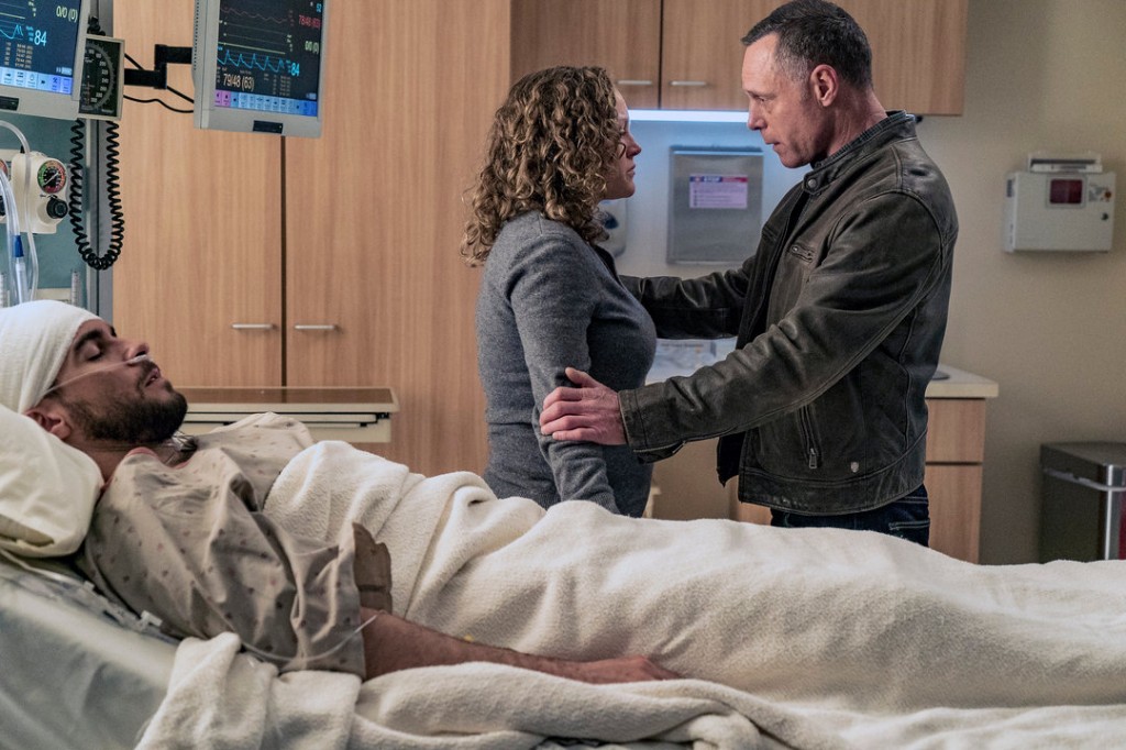 Hank rassure Olive (Caroline Neff) alors que Justin (Josh Segarra) est sur un lit d’hôpital