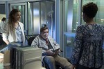 Sarah Reese (Rachel DiPillo) accompagne le Dr Charles (Oliver Platt)