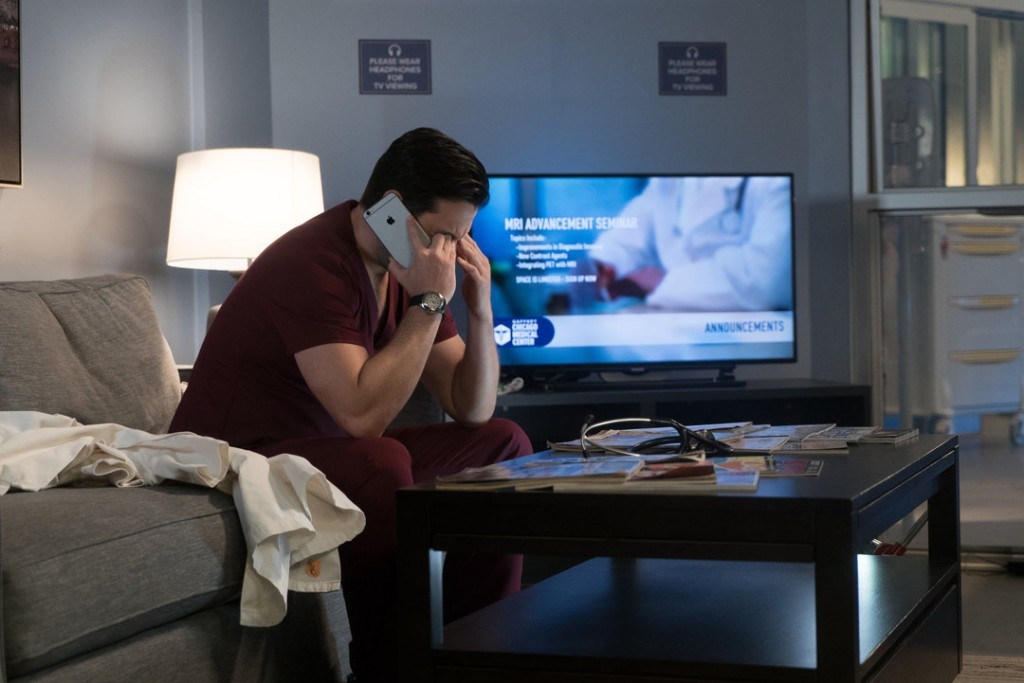 Connor Rhodes (Colin Donnell) au vestiaire