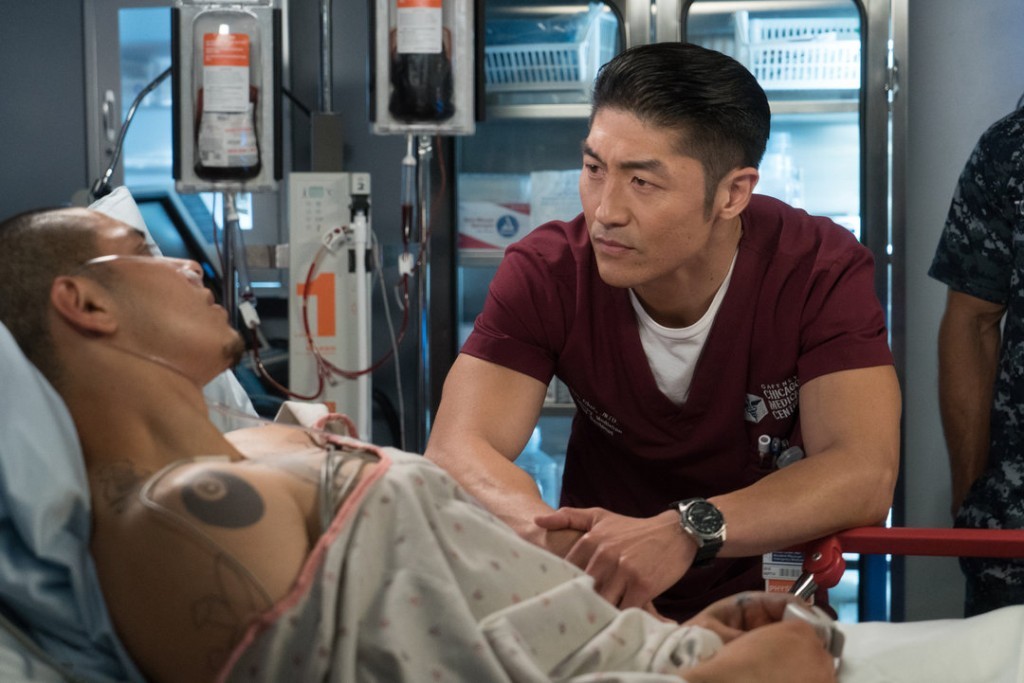 Ethan Choi (Brian Tee) s'occupe d'un soldat