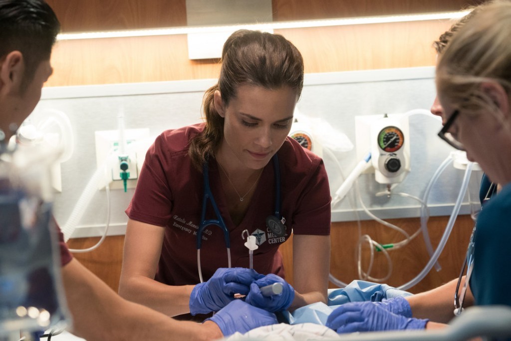 Natalie Manning (Torrey DeVitto) réalise une intubation