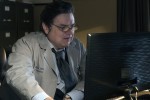 Daniel Charles (Oliver Platt) devant son ordinateur