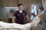 Ethan Choi (Brian Tee) parle avec son patient