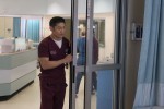 Ethan Choi (Brian Tee) entre dans la chambre d'un patient