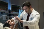 Connor Rhodes (Colin Donnell) ausculte un patient