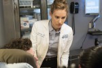 Sarah Reese (Rachel DiPillo) au chevet d'un patient
